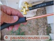instalar aire acondicionado split - poniendo el tubo de aislamiento termico