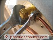 instalar aire acondicionado split - conectando el tubo fino