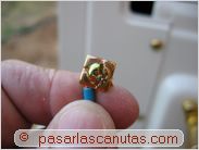 instalar aire acondicionado split - tornillo y abrazadera de conexion