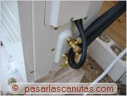 instalar aire acondicionado split - tubos y cable conectados y con tapa