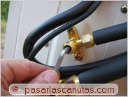 instalar aire acondicionado split - apertura de valvula de cierre superior con llave allen