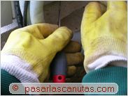 instalar aire acondicionado split - guantes dobles y destornillador fino