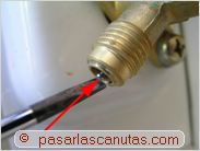instalar aire acondicionado split - destornillador fino y largo apretando valvula de vacio
