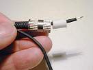 introducir cable por caperuza de conector RCA