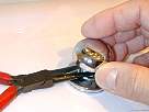 - Bricolaje de fontaneria - reparar una cisterna -  foto de alicates de punta fina