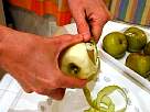 foto pelando una manzana