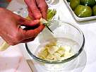 foto cortando los trozos grandes de manzana en trozos m�s peque�os