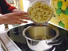 foto poniendo los trozos de manzana a fuego lento