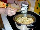 foto poniendo az�car en la preparaci�n de la compota