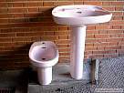 lavabo y bidet de cer�mica deteriorados