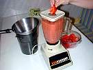 foto a�adiendo tomates a la batidora