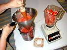 foto escurriendo el tomate
