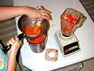 foto escurriendo tomate en la preparaci�n del gazpacho