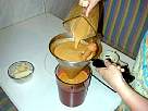 foto virtiendo el batido licuado en el tamiz