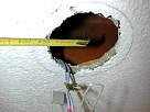 Bricolage - Instalar lampara halogena  - foto introduciendo cinta m�trica en bovedilla
