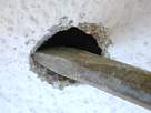 Bricolage - Instalar lampara halogena  - foto agrandando agujero con cincel 3