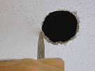 Bricolage - Instalar lampara halogena  - foto agrandando agujero con cincel 4