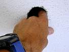 Bricolage - Instalar lampara halogena  - foto extrayendo escombro con la mano