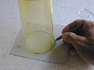 Bricolaje - Instalar lampara halogena - foto marcando con un vaso la plantilla del agujero