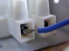 Bricolaje - Instalar lampara halogena - foto conectando cable de z�calo a clema