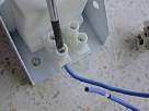 Bricolaje - Instalar lampara halogena - foto de destornillador apretando tornillo de clema