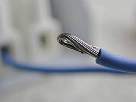 Bricolaje - Instalar lampara halogena - foto de detalle de cable con la punta doblada