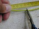 Bricolaje - Instalar lampara halogena - foto cortando cable con tijeras de electricista