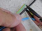 Bricolaje - Instalar lampara halogena - foto cortando cables