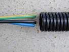 Bricolaje - Instalar lampara halogena - foto pasando cables por tubo corrugado