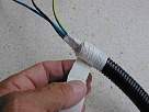 Bricolaje - Instalar lampara halogena - foto sujetando cables a tubo corrugado con cinta aislante
