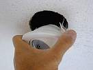 Bricolaje - Instalar lampara halogena - foto extrayendo con la mano el soporte nuevo de l�mpara hal�gena