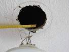 Bricolaje - Instalar lampara halogena - foto de cinta m�trica entrando en primer agujero