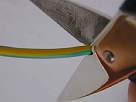 Bricolaje - Instalar lampara halogena - foto quitando el aislante del cable con tijeras de electricista