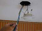 Bricolaje - Instalar lampara halogena - foto tirando de cables