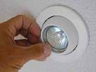 Bricolaje - Instalar lampara halogena - foto sujetando l�mpara hal�gena con fleje