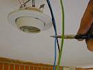 Bricolaje - Instalar lampara halogena - foto cortando cables