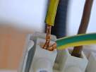 Bricolaje - Instalar lampara halogena - foto de detalle conectando cable de tierra