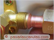 abocardador de bricolaje - detalle de presentacion de tubo abocardado de cobre a pieza de union en unidad exterior de aire acondicionado split