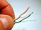 foto de las puntas de los pares  naranja y verde para hacer la conexion LAN del cable UTP