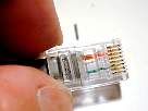 foto con el aislante introducido por el interior del conector para que la u�a de retenci�n se clave en �l al crimpar