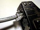 foto introduciendo el conector con el cable puesto en el crimpador