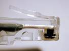 foto de detalle de conector rj45 con los cables crimpados