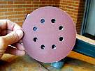 materiales de bricolaje - lijas para lijadora exc�ntrica y radial - foto colocando lija en lijadora