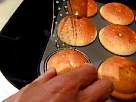 foto desmoldeando una magdalena casera reci�n hecha