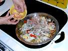 a�adiendo gambas peladas