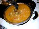 removiendo el preparado de paella