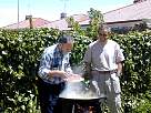 mi amigo Ra�l cocinando la paella (el que r�e soy yo)