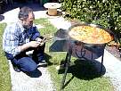 Ra�l mimando el fuego de le�a