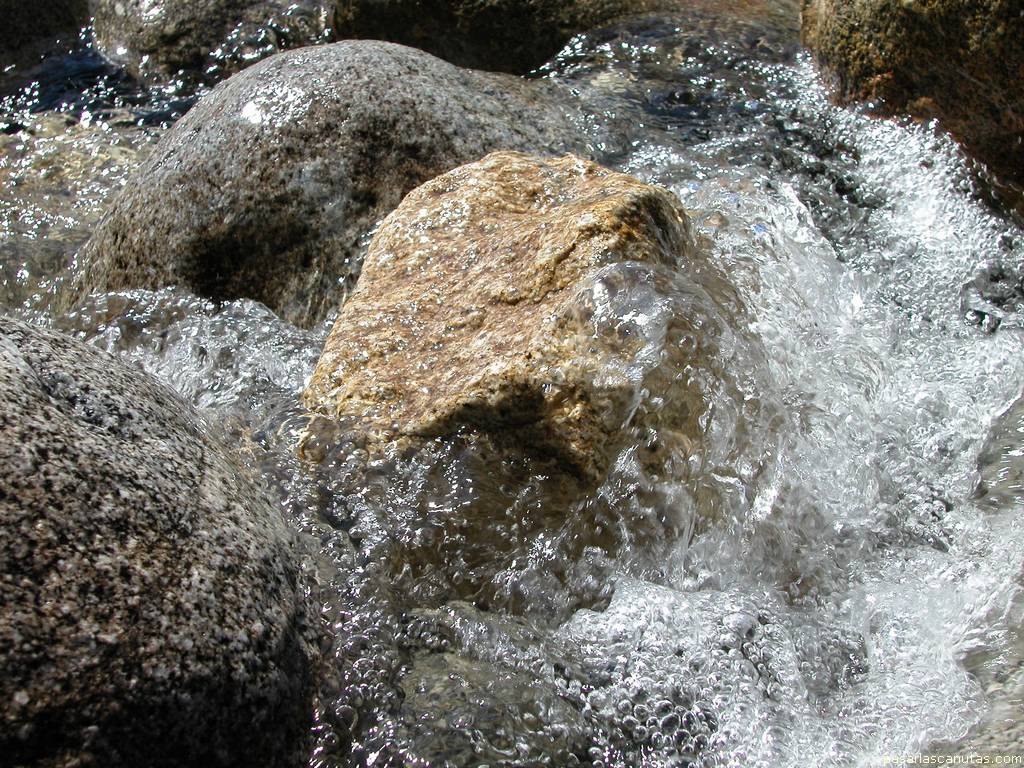 fondo de pantalla de agua, espuma y rocas en la garganta de Santa Mar�a
