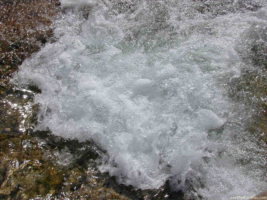 fondo de pantalla de agua y espuma del r�o Alardos, Madrigal de la Vera